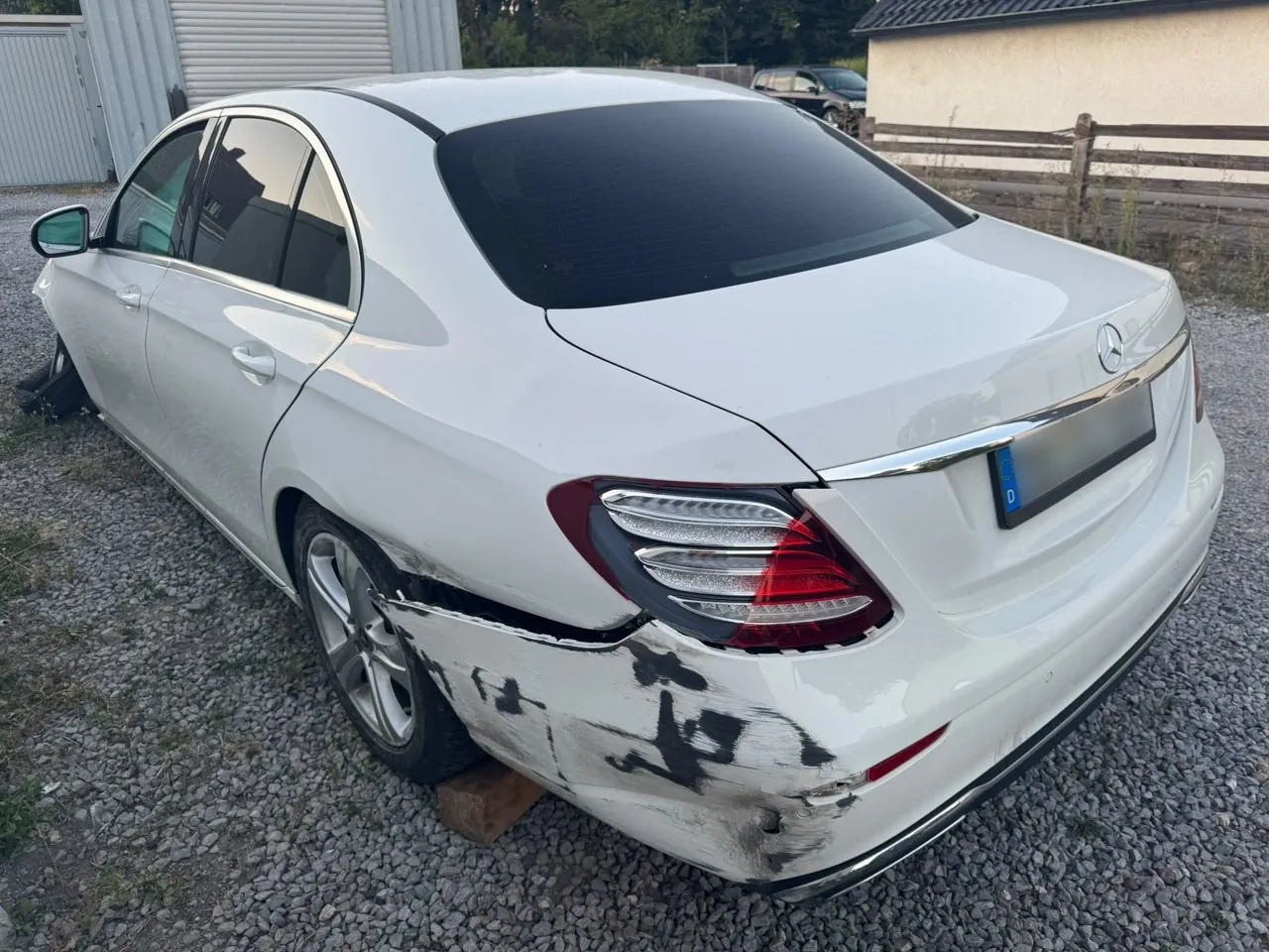 Seitenschaden hinten an einem weißen Mercedes