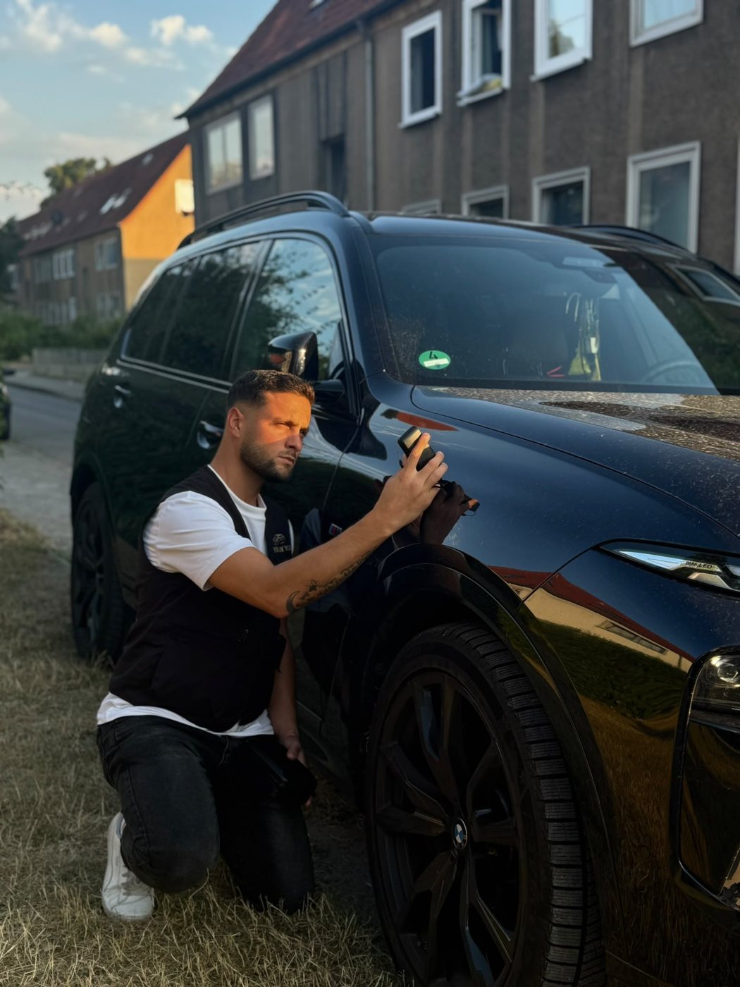 Berkay Yigit prüft ein Fahrzeug vor Ort