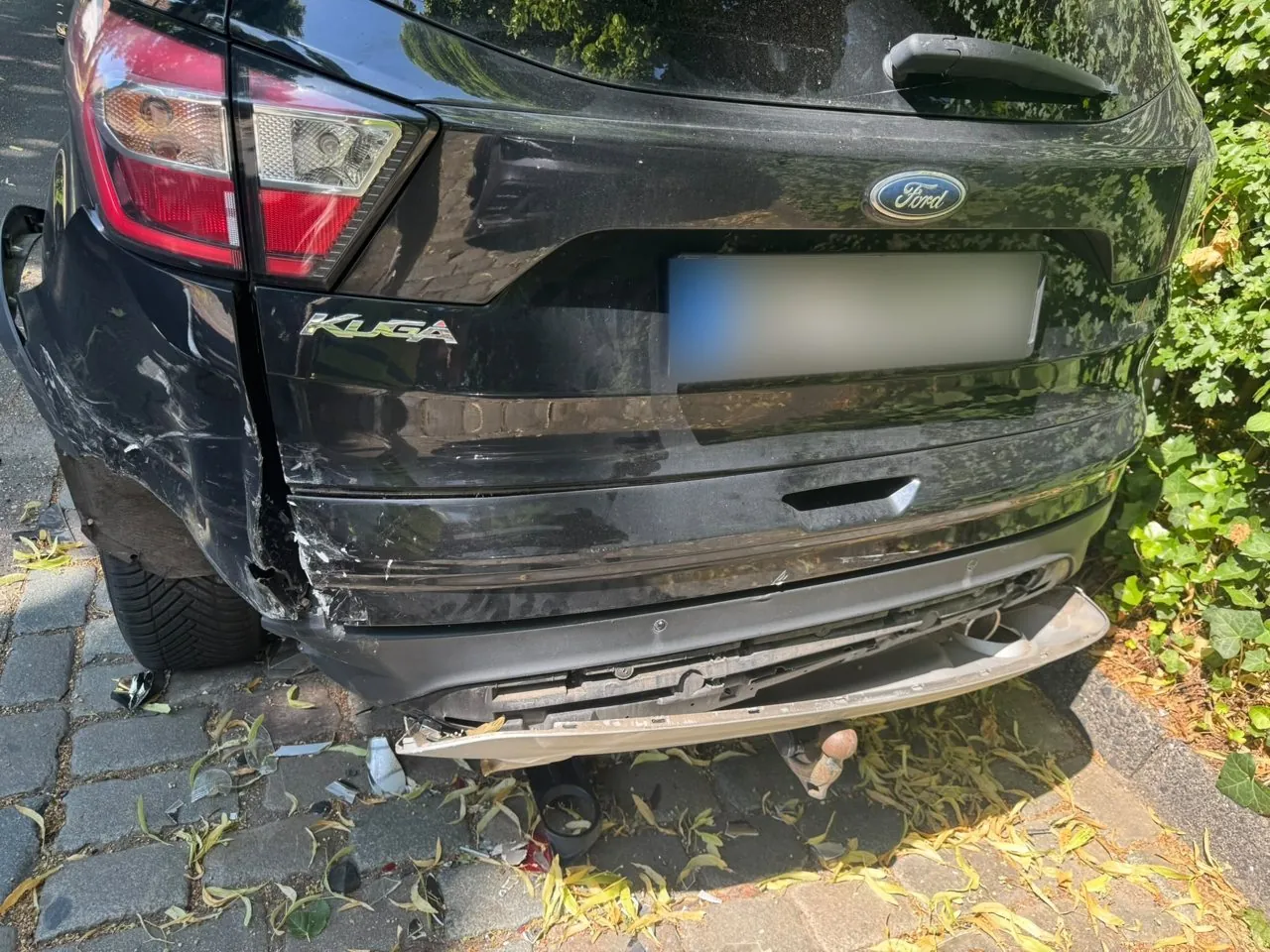 Heckschaden an einem schwarzen Ford Kuga